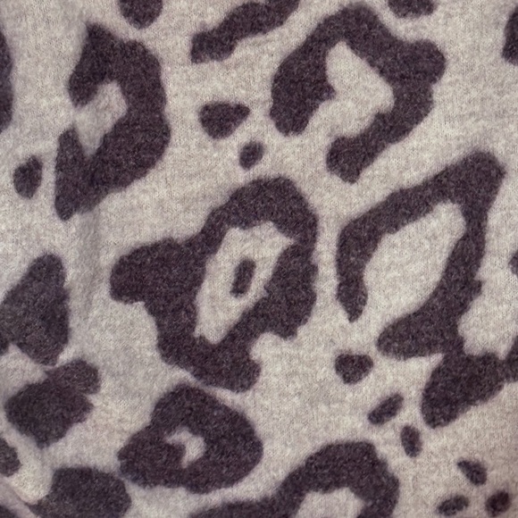 Soft comfortable animal print top long sleeves scoop neck side ruching w/ ties - Picture 5 of 8